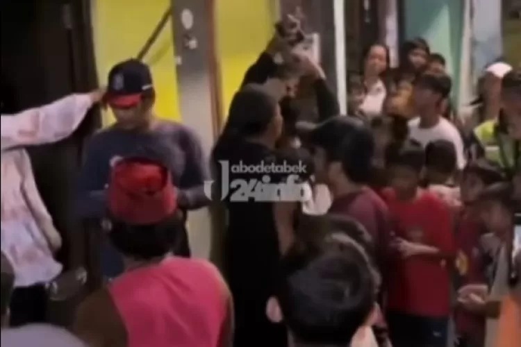 Puluhan Warga Geruduk Rumah Oknum Polisi di Penjaringan, Diduga Aniaya Remaja